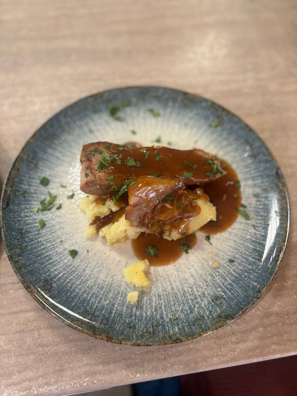 Braised meat with mashed potatoes