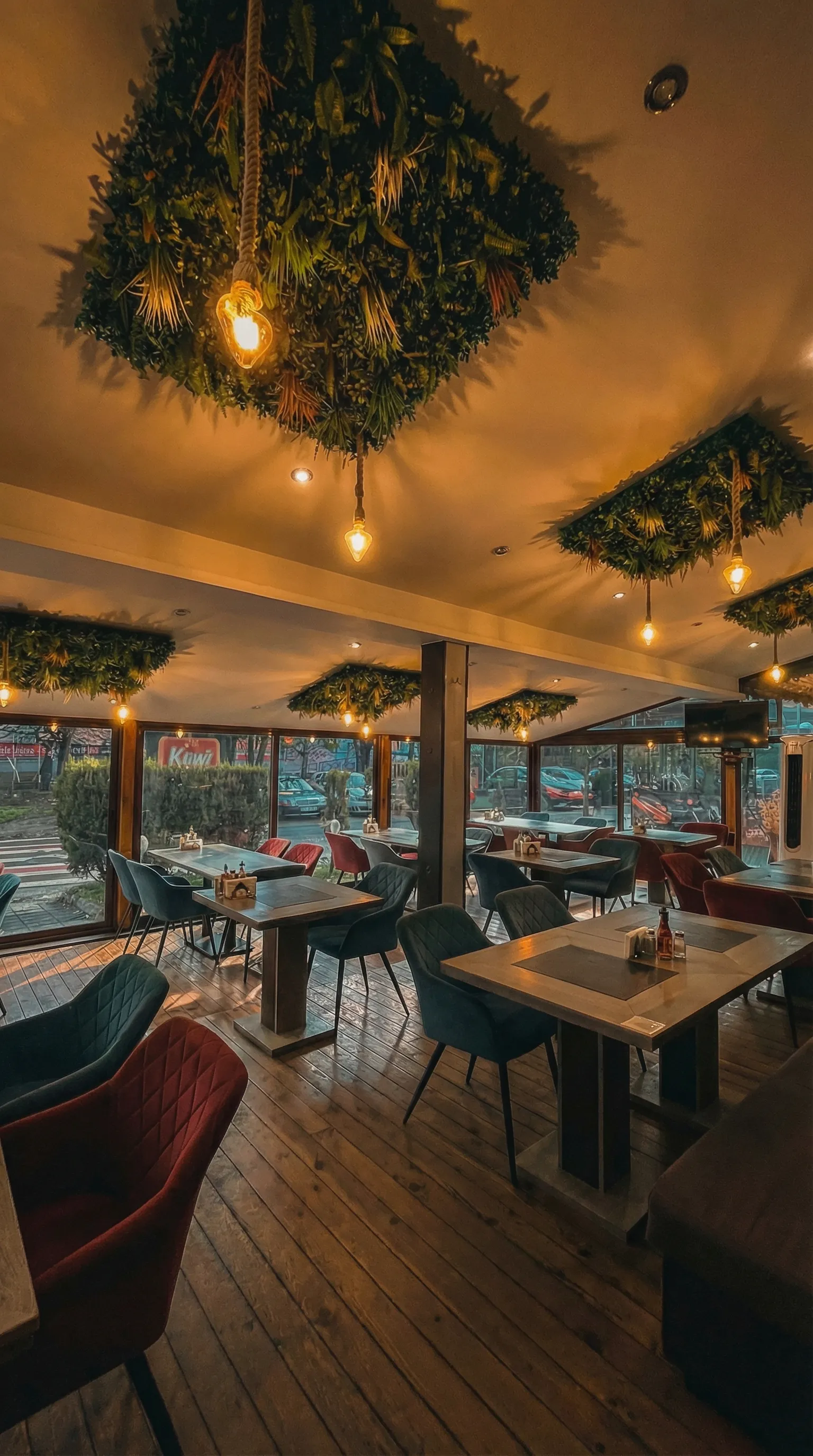 Кюфтета по салисбърски – основно ястие в ресторант Младост 2, София