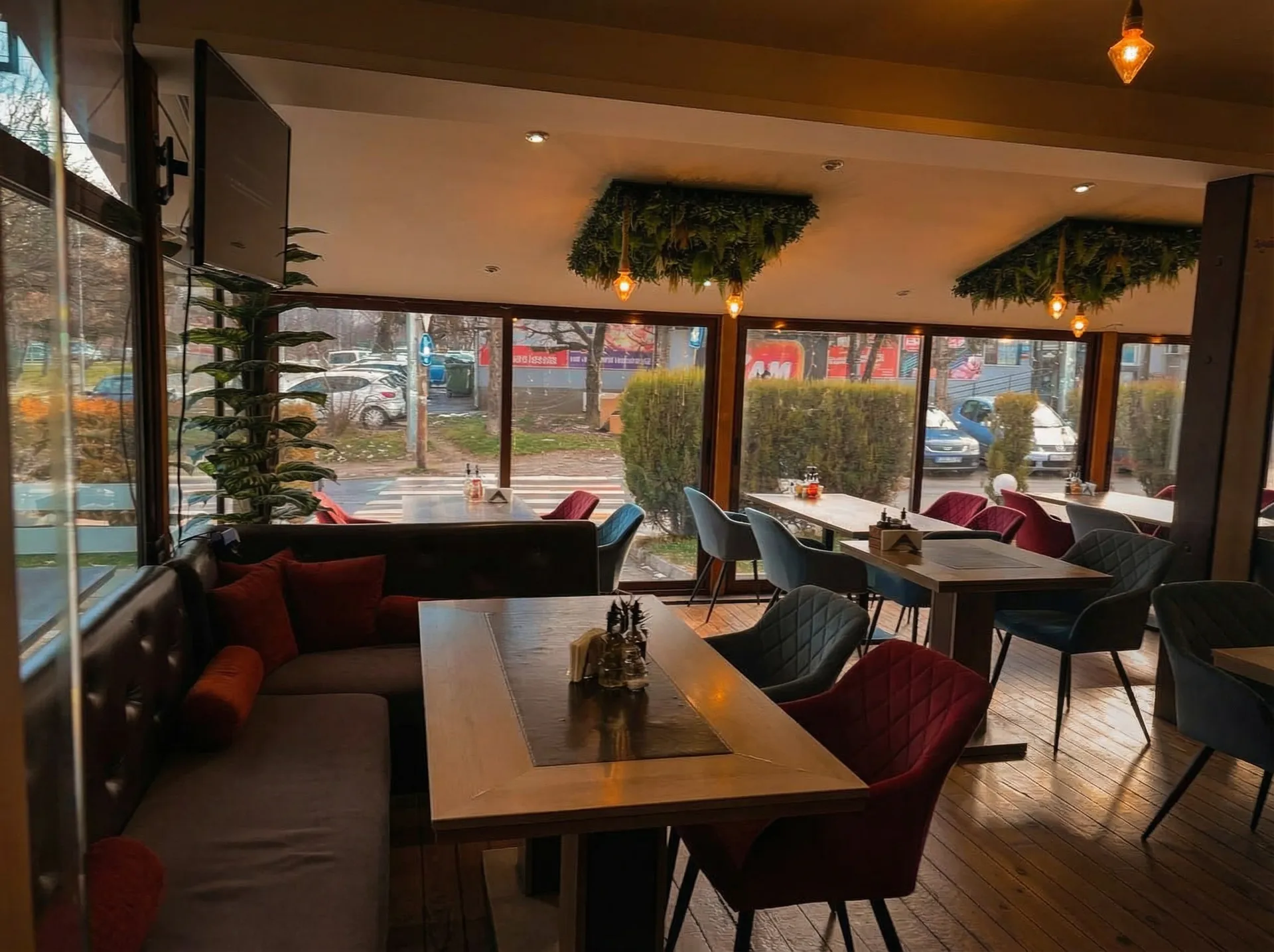 Интериор на ресторант Smile Bar & Dinner в Младост 2, София – вечерна тераса